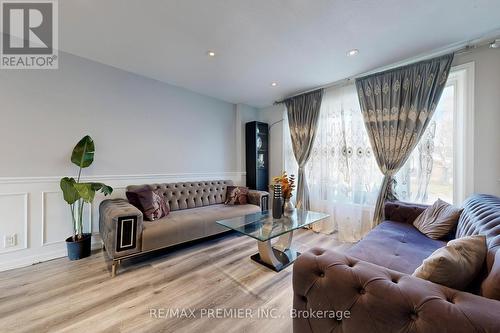 888 Krosno Boulevard, Pickering, ON - Indoor Photo Showing Living Room