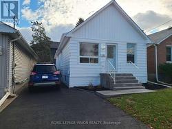 157 COLLEGE AVENUE  Oshawa, ON L1J 1R3