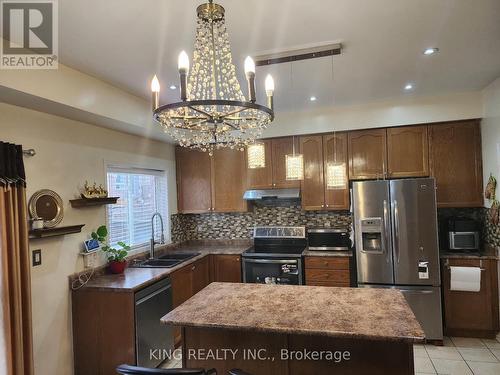12 Travis Crescent, Brampton, ON - Indoor Photo Showing Kitchen With Double Sink With Upgraded Kitchen