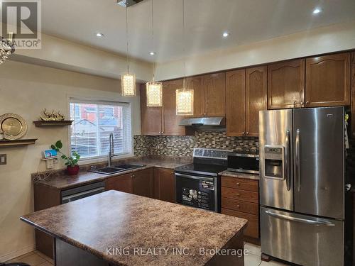 12 Travis Crescent, Brampton, ON - Indoor Photo Showing Kitchen With Double Sink With Upgraded Kitchen