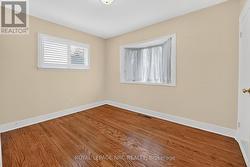 Bedroom with Bay window - 