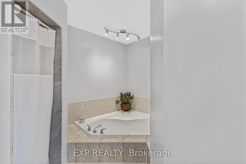 168 Wainscot Avenue, Newmarket, ON - 