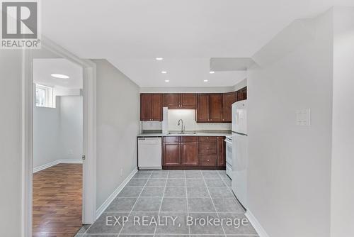 168 Wainscot Avenue, Newmarket, ON - Indoor Photo Showing Kitchen