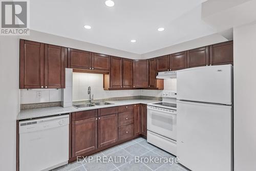 168 Wainscot Avenue, Newmarket, ON - Indoor Photo Showing Kitchen With Double Sink
