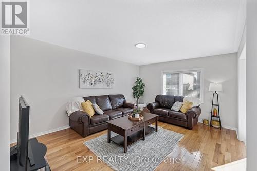 168 Wainscot Avenue, Newmarket, ON - Indoor Photo Showing Living Room