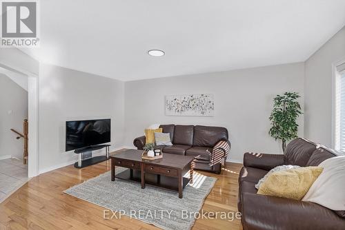 168 Wainscot Avenue, Newmarket, ON - Indoor Photo Showing Living Room