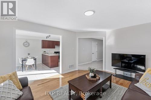 168 Wainscot Avenue, Newmarket, ON - Indoor Photo Showing Living Room