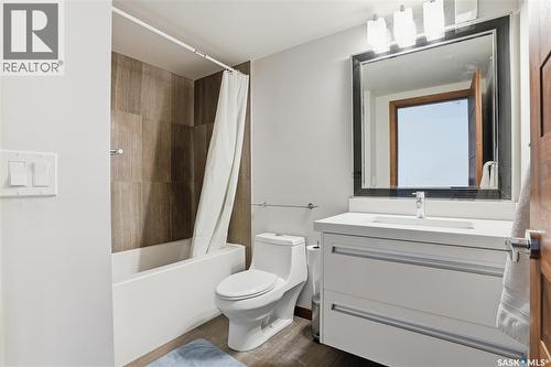 302 120 Phelps Way, Saskatoon, SK - Indoor Photo Showing Bathroom