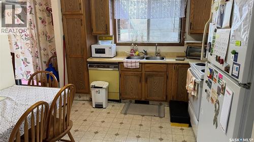 1534 Fleet Street, Regina, SK - Indoor Photo Showing Kitchen With Double Sink
