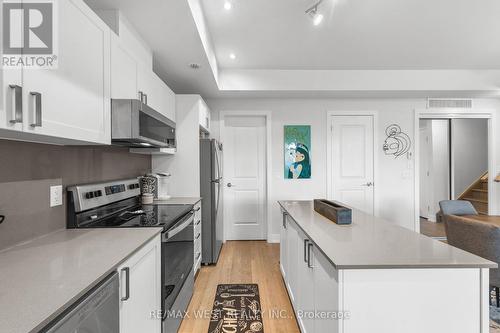 1062 Douglas Mccurdy Common, Mississauga, ON - Indoor Photo Showing Kitchen With Upgraded Kitchen