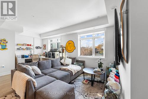 1062 Douglas Mccurdy Common, Mississauga, ON - Indoor Photo Showing Living Room
