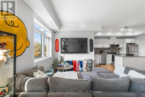 1062 Douglas Mccurdy Common, Mississauga, ON - Indoor Photo Showing Living Room