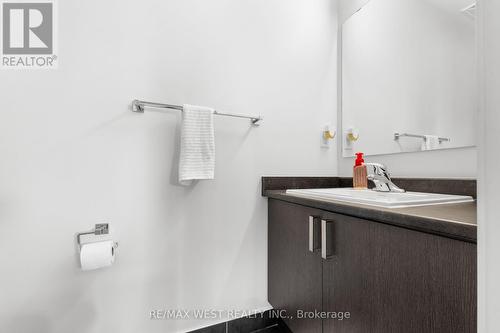 1062 Douglas Mccurdy Common, Mississauga, ON - Indoor Photo Showing Bathroom