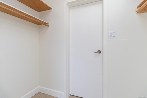 501-1745 Leighton Rd, Victoria, BC - Indoor