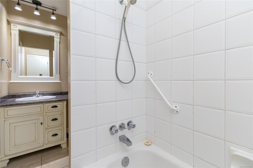 501-1745 Leighton Rd, Victoria, BC - Indoor Photo Showing Bathroom