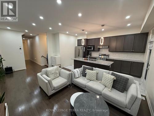 70 Fruitful Crescent, Whitby, ON - Indoor Photo Showing Living Room
