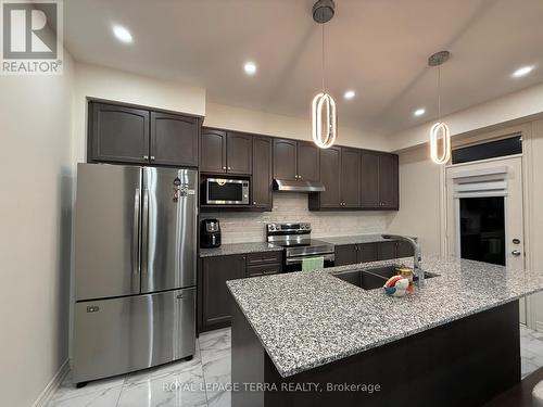 70 Fruitful Crescent, Whitby, ON - Indoor Photo Showing Kitchen With Double Sink With Upgraded Kitchen