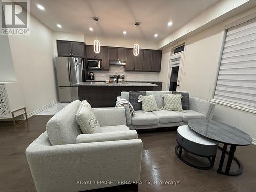 70 Fruitful Crescent, Whitby, ON - Indoor Photo Showing Living Room