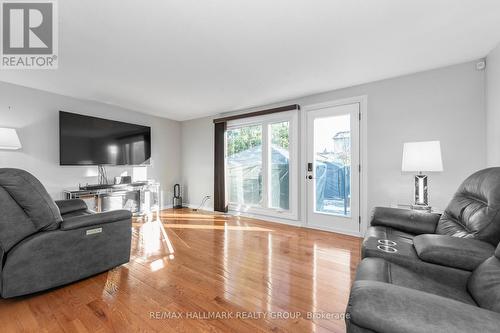 1803 Lamoureux Drive, Ottawa, ON - Indoor Photo Showing Living Room