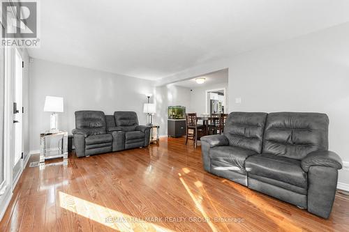 1803 Lamoureux Drive, Ottawa, ON - Indoor Photo Showing Living Room