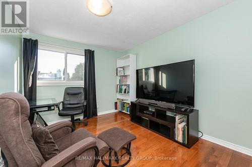 1803 Lamoureux Drive, Ottawa, ON - Indoor Photo Showing Living Room