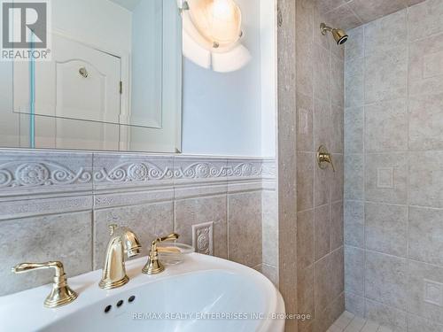 285 Pinetree Way, Mississauga, ON - Indoor Photo Showing Bathroom