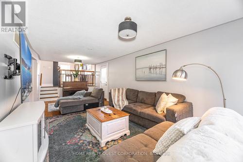 2715 Hollington Crescent, Mississauga, ON - Indoor Photo Showing Living Room