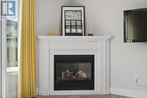 155 Stephanie Drive, Guelph (Willow West/Sugarbush/West Acres), ON - Indoor Photo Showing Living Room With Fireplace