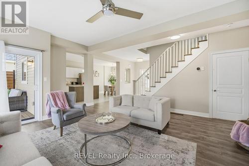 1058 Meadowood Street, Fort Erie (Crescent Park), ON - Indoor Photo Showing Living Room