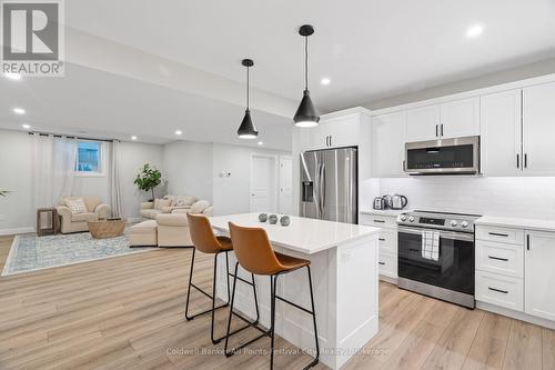 451 Woodridge Drive, Goderich (Goderich (Town)), ON - Indoor Photo Showing Kitchen With Upgraded Kitchen