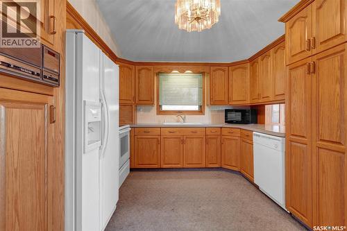 1055 7Th Avenue Sw, Moose Jaw, SK - Indoor Photo Showing Kitchen