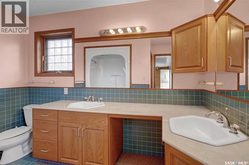 1055 7Th Avenue Sw, Moose Jaw, SK - Indoor Photo Showing Bathroom