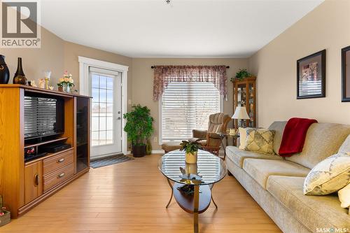 211 2885 Arens Road E, Regina, SK - Indoor Photo Showing Living Room
