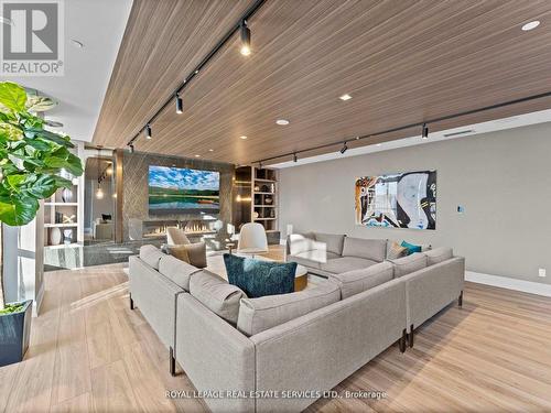 215 - 286 Main Street, Toronto, ON - Indoor Photo Showing Garage