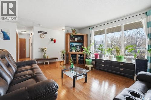 249 Pasqua Street N, Regina, SK - Indoor Photo Showing Living Room