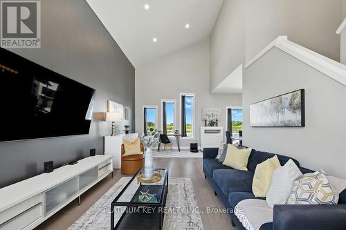 248 Snyders Avenue, Central Elgin (Belmont), ON - Indoor Photo Showing Living Room