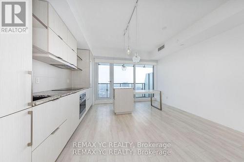 5104 - 197 Yonge Street, Toronto, ON - Indoor Photo Showing Kitchen