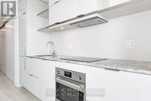 5104 - 197 Yonge Street, Toronto, ON - Indoor Photo Showing Kitchen
