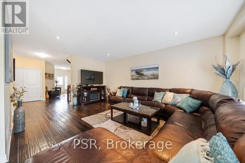 514 Old Mud Street, Hamilton, ON - Indoor Photo Showing Living Room
