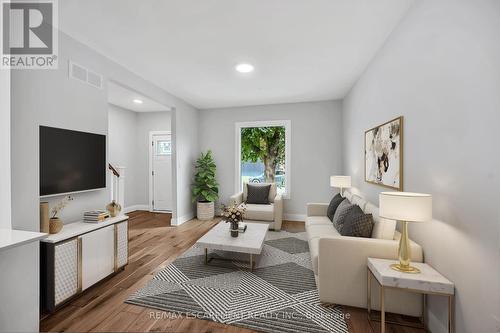 193 Glendale Avenue N, Hamilton, ON - Indoor Photo Showing Living Room