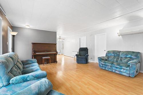 Living room - 11 Rue L'Écuyer, Mansfield-Et-Pontefract, QC - Indoor Photo Showing Living Room