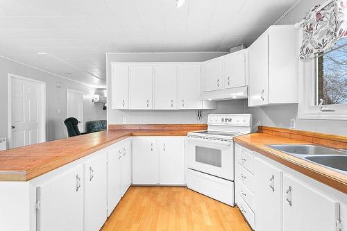 Kitchen - 11 Rue L'Écuyer, Mansfield-Et-Pontefract, QC - Indoor Photo Showing Kitchen With Double Sink