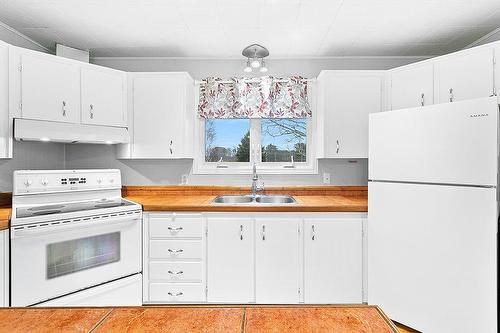 Kitchen - 11 Rue L'Écuyer, Mansfield-Et-Pontefract, QC - Indoor Photo Showing Kitchen With Double Sink