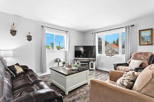 Salon - 58 Av. Victoria, Shawville, QC - Indoor Photo Showing Living Room