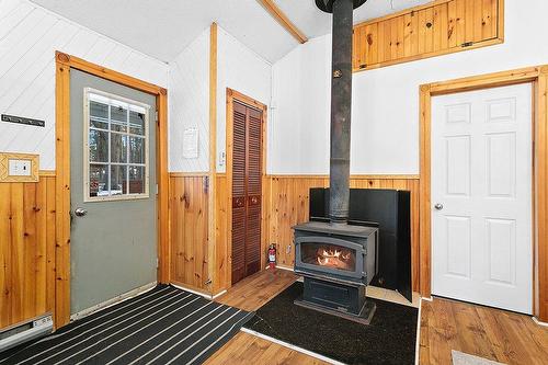 Salon - 4  - 6 Ch. Murray Hill, Bristol, QC - Indoor With Fireplace