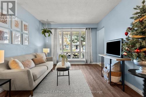 215 Berkindale Drive, Hamilton (Riverdale), ON - Indoor Photo Showing Living Room