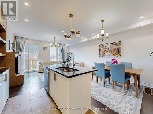 66 Drizzel Crescent, Richmond Hill, ON - Indoor Photo Showing Kitchen With Double Sink With Upgraded Kitchen