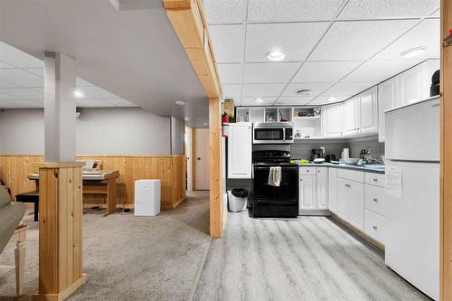 36012 28N Road, Steinbach, MB - Indoor Photo Showing Kitchen