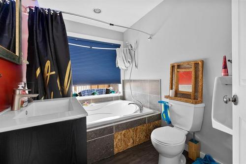 36012 28N Road, Steinbach, MB - Indoor Photo Showing Bathroom