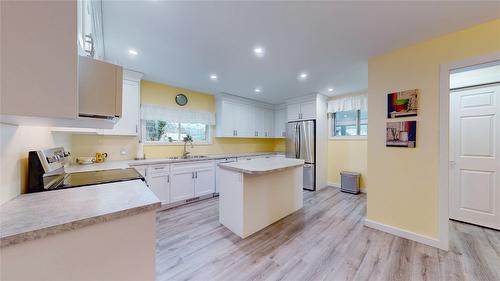 1161 4Th Avenue, Fernie, BC - Indoor Photo Showing Kitchen
